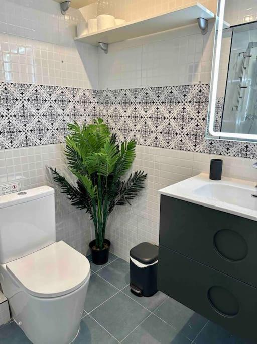 8 Min Walk To The Beach & 10 Min Walk To Convention Centre ! Barcelona Exterior foto